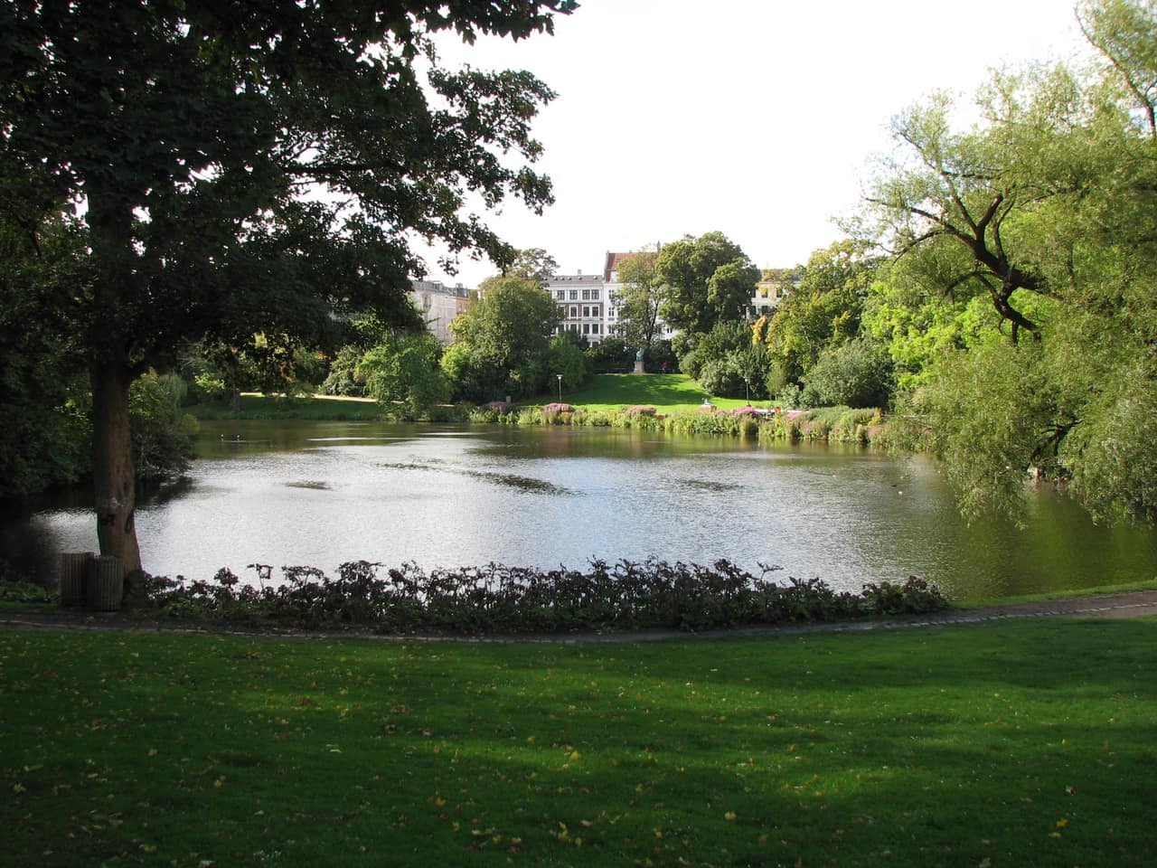 Søen og grønne arealer i Ørstedsparken