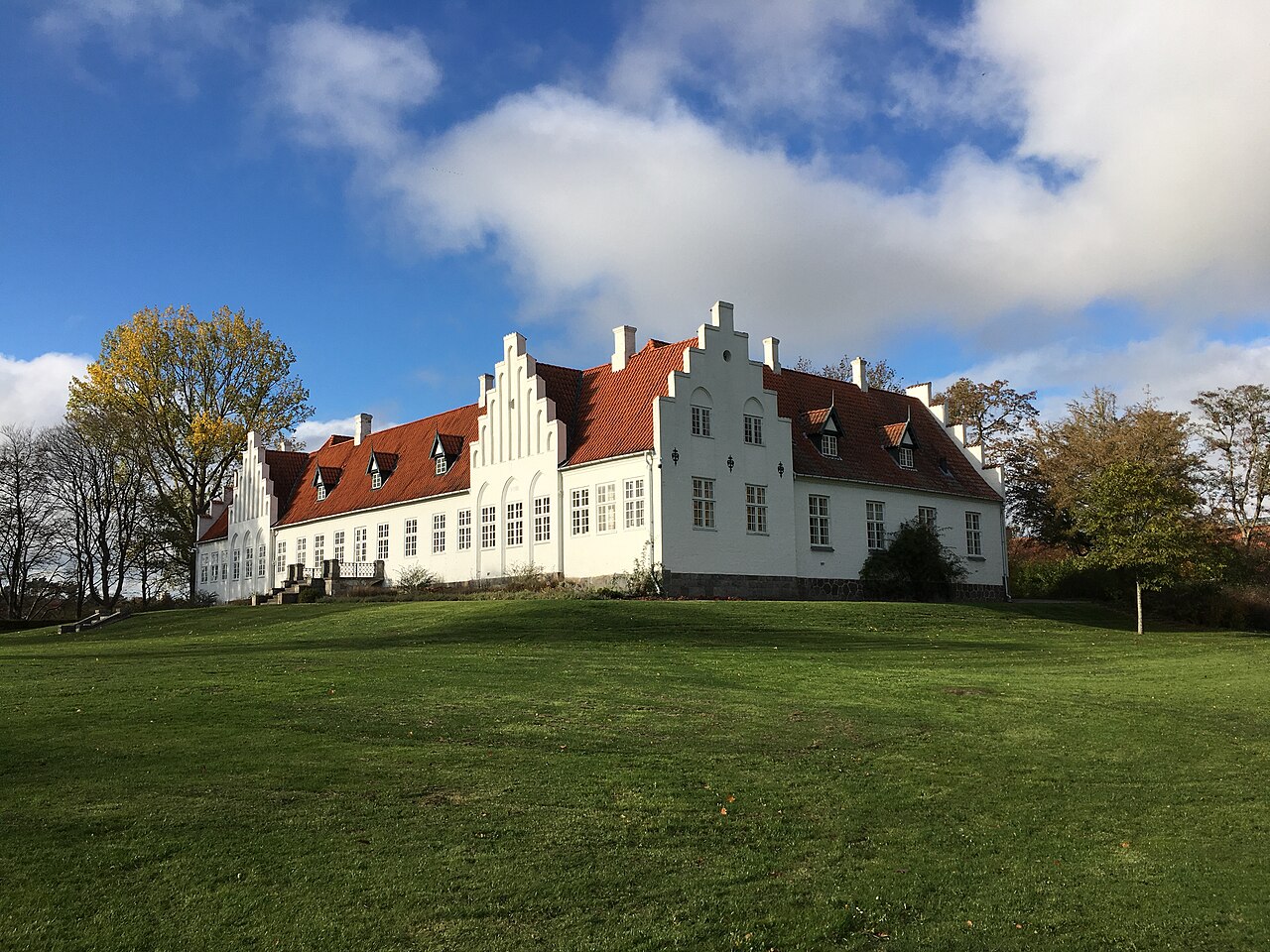 Rønnebæksholm i efterårsfarver