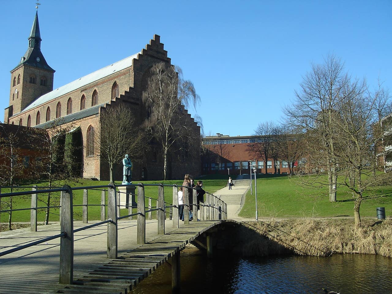 Blomster og grønne arealer i Eventyrhaven i Odense