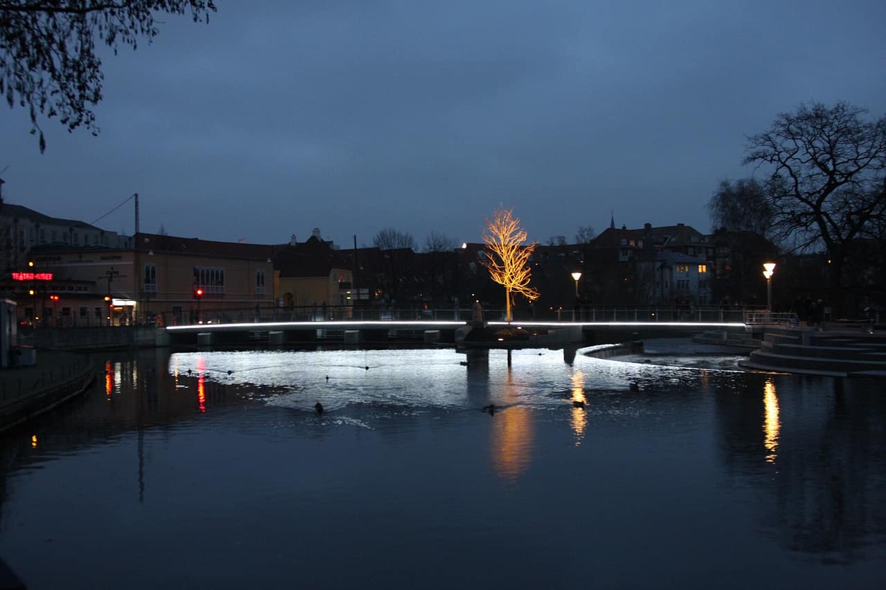 Grønne plæner langs åen i Munke Mose i Odense
