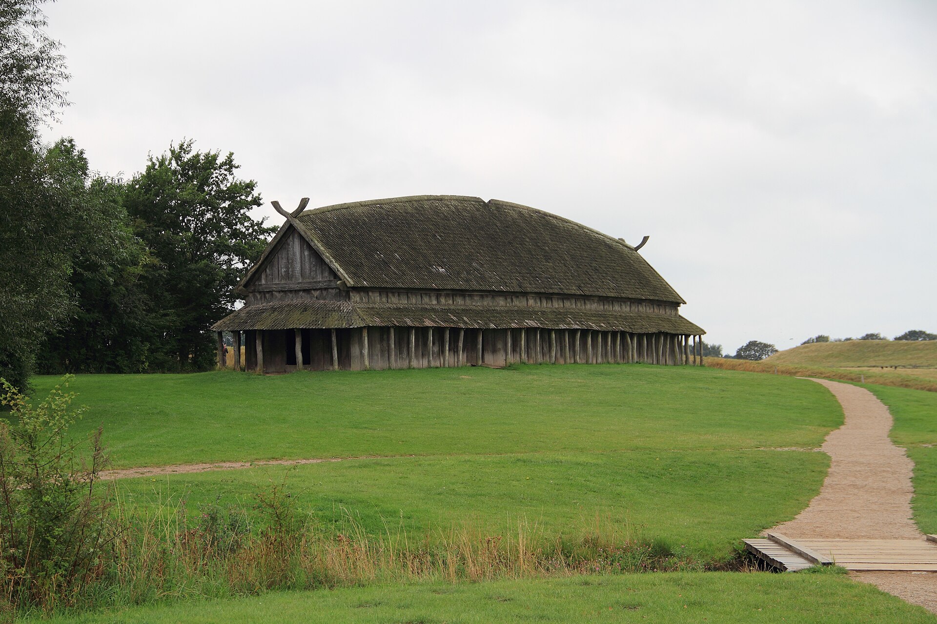 Det rekonstruerede vikingelanghus ved Trelleborg nær Slagelse