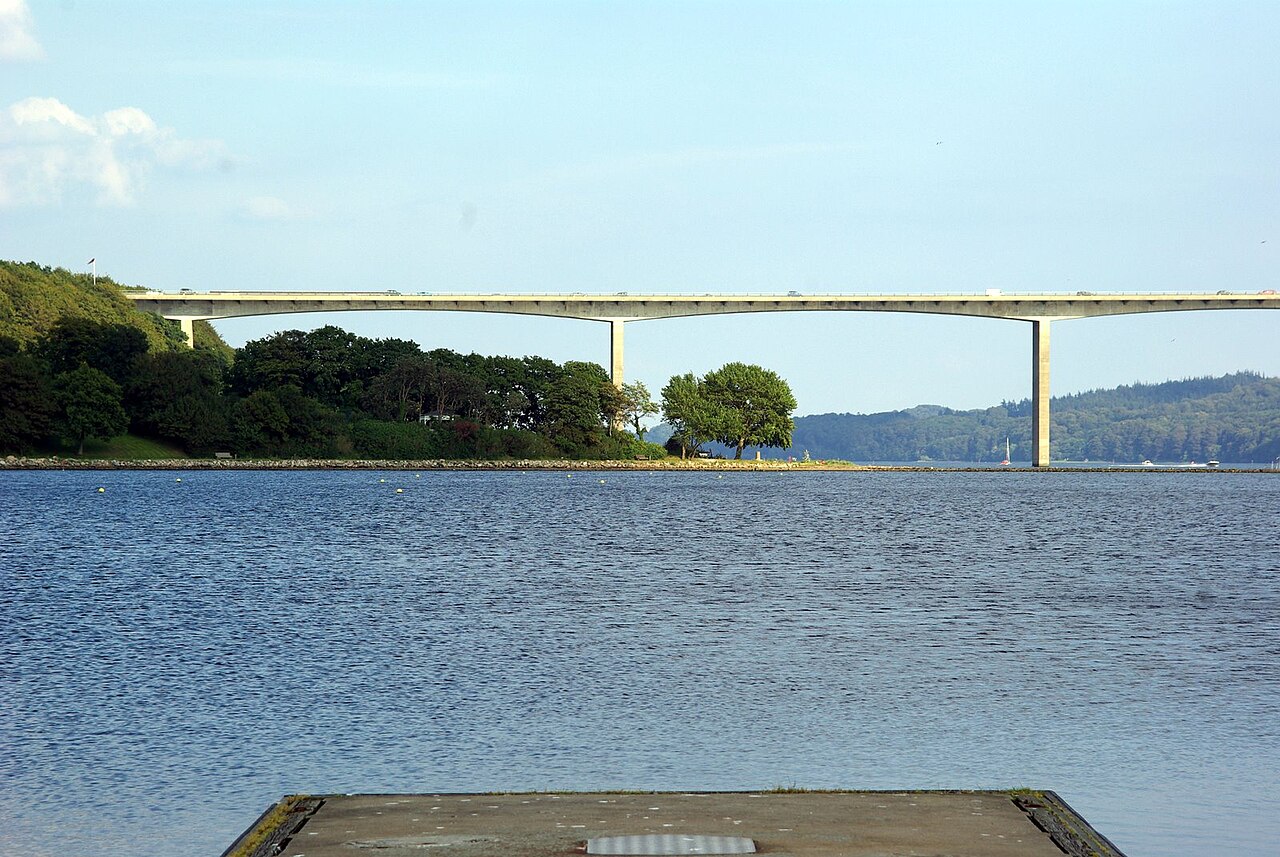 Vejle Fjord med fjordbroen set fra kysten